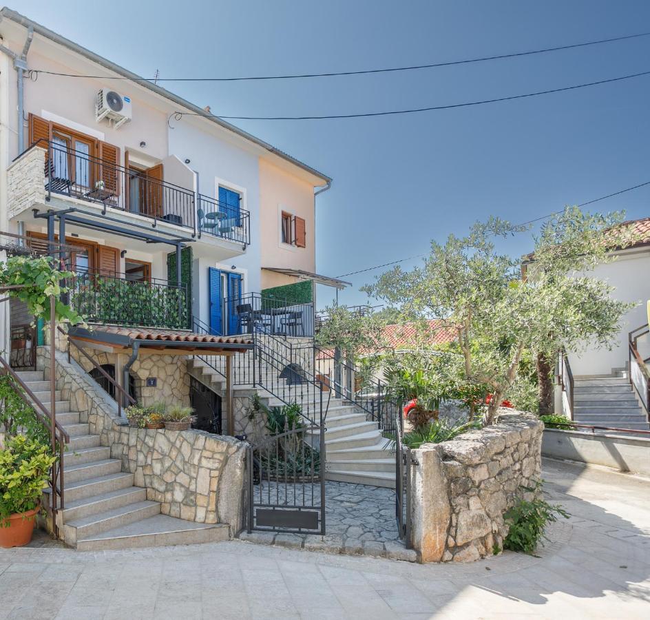 Apartmen Plus U Centru Blizu Plaze Njivice Ngoại thất bức ảnh